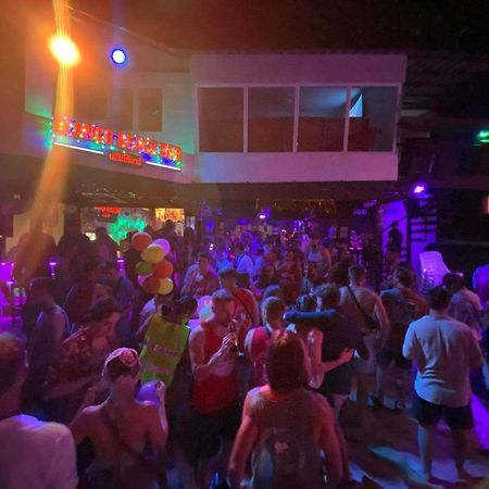 Blanco Beach Bar Hostel Phi Phi-öarna Exteriör bild