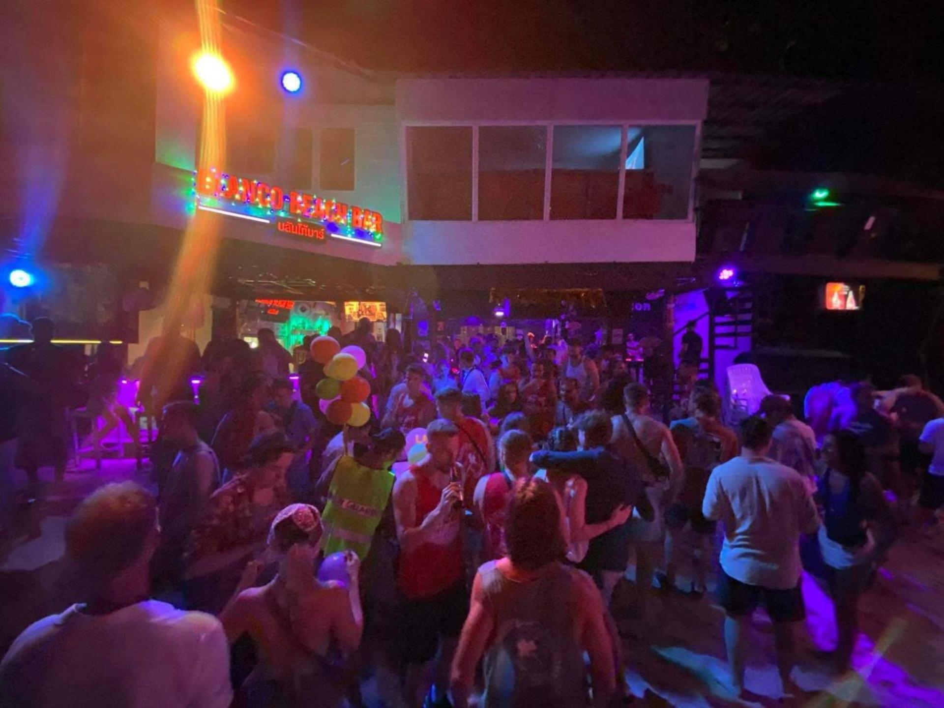 Blanco Beach Bar Hostel Phi Phi-öarna Exteriör bild